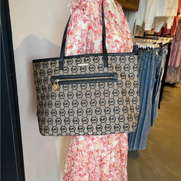 Michael Kors handbag - Picture 1 of 8